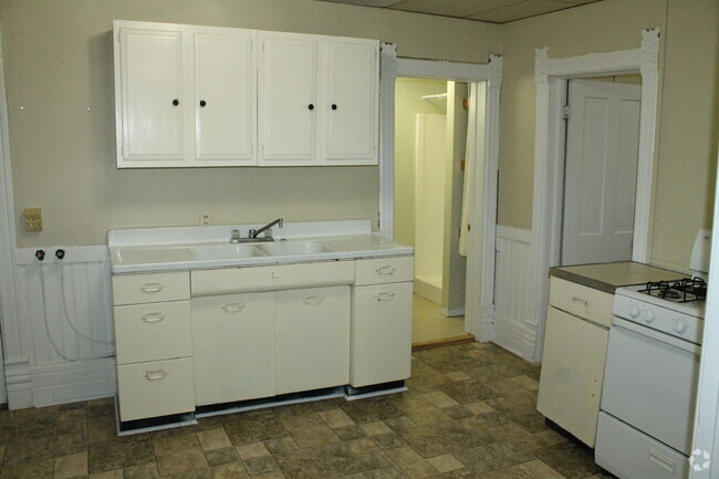 Building Photo - 119 Elm St