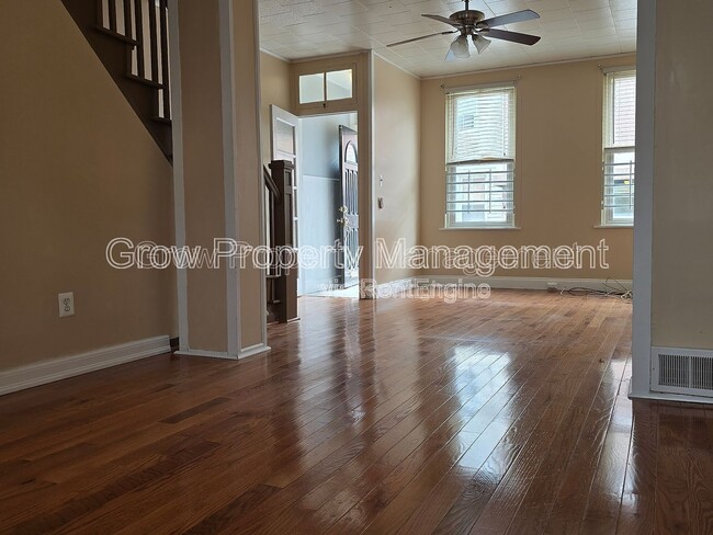 Building Photo - 323 Cross St