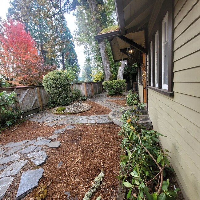 Foto del edificio - Charming updated 1925 Home in Lake Oswego ...