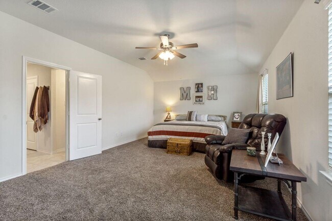 Building Photo - Beautiful 4 bedroom home has extensive til...