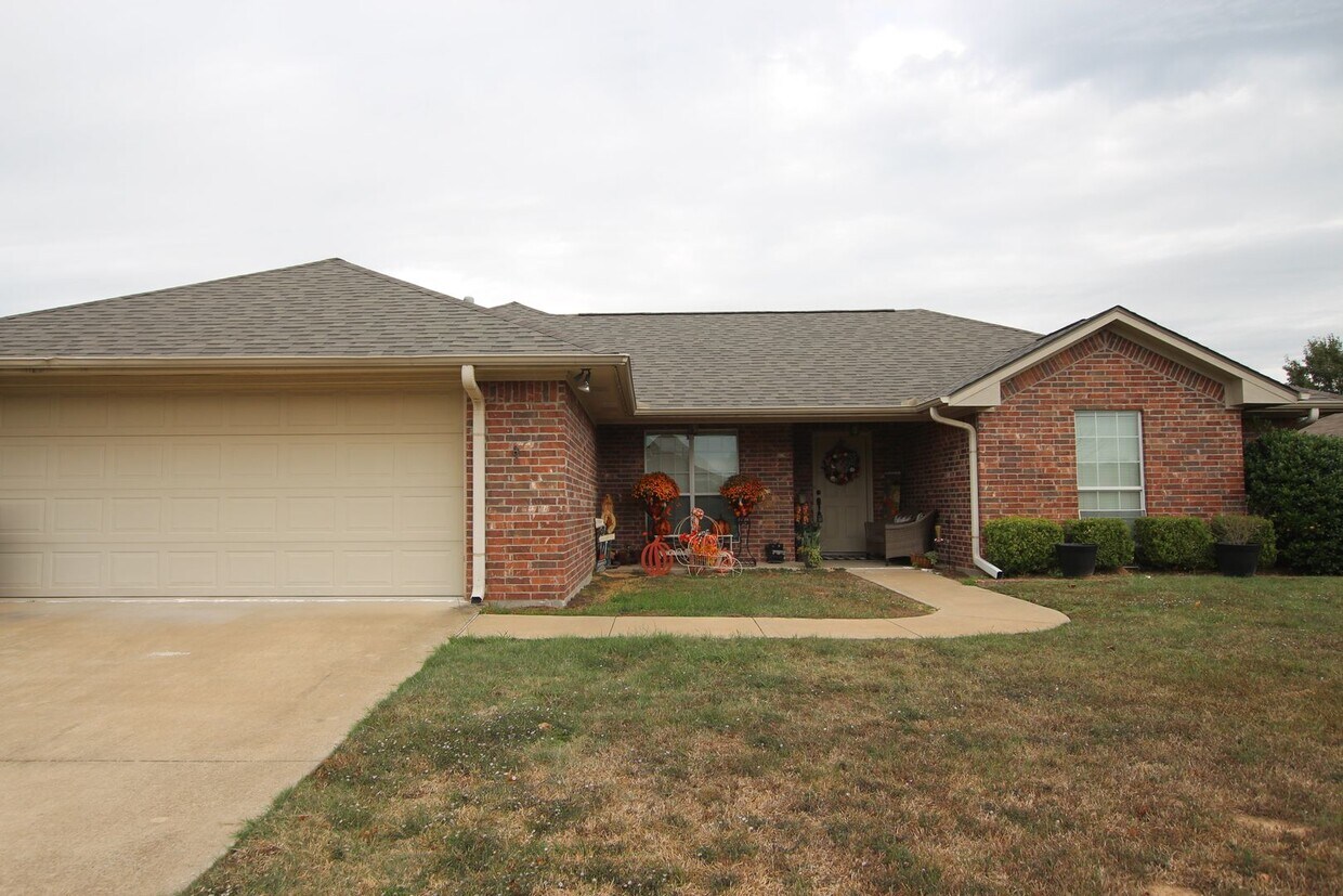 Coming Soon! Cozy 3 bedroom 2 bath home in... House Rental in Flint