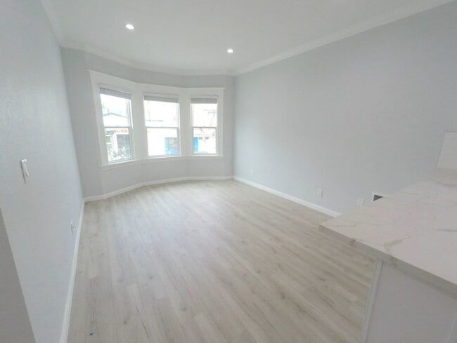 Building Photo - Remodeled 1-Bd w/ In-Unit Laundry & Modern...