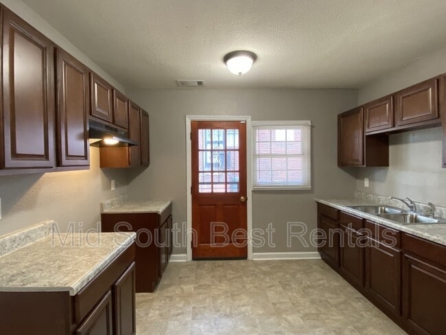 Building Photo - 2302 Poe Ave