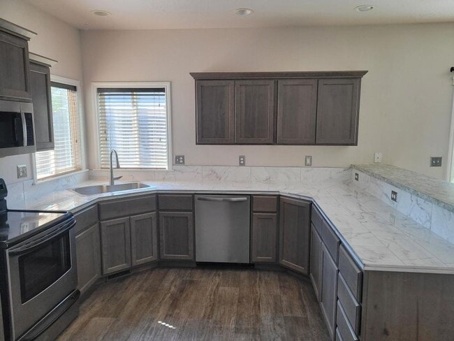Building Photo - Great Location! 4 bedroom!