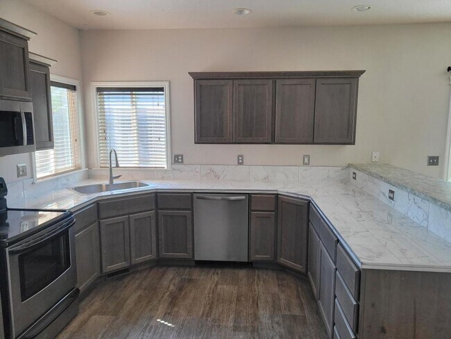 Foto del edificio - Great Location! 4 bedroom!