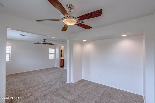 Building Photo - FANTASTIC 3 BED/2.5 BATH HOME IN DESIREABL...