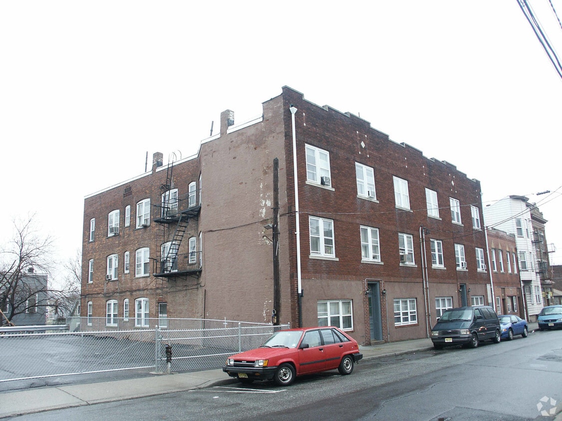 Building Photo - 75 Center St