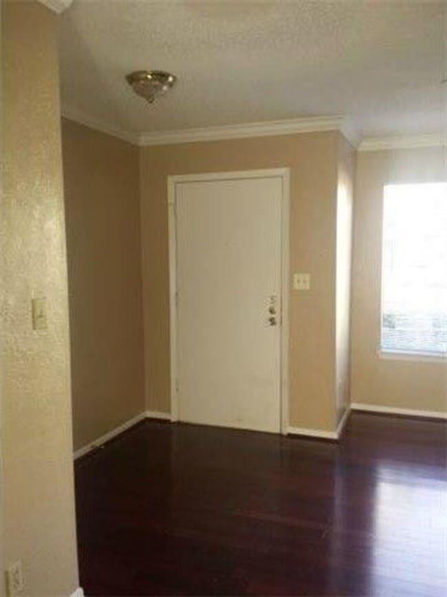 Building Photo - 3/1.5 Townhouse in Great location