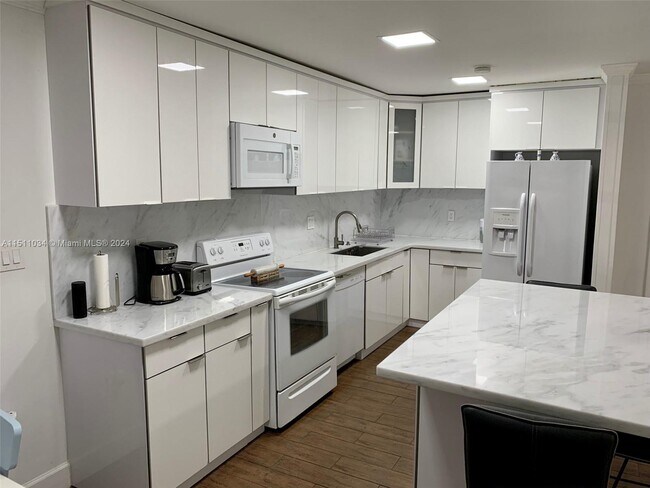 Foto del edificio - 4990 NW 102nd Ave