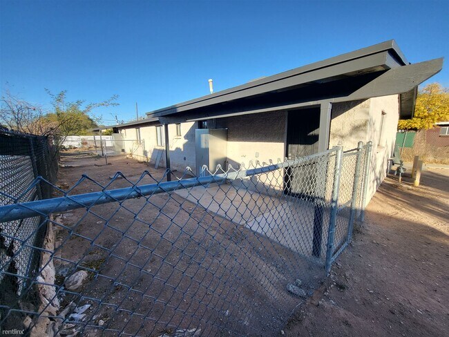Foto del edificio - 3 br, 2 bath Duplex - 327 East 24th Street 1