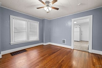 Building Photo - 401 Valley Dr