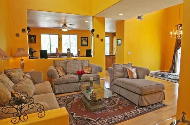 Building Photo - 5233 Manderston Dr - Beautiful Home Inside...