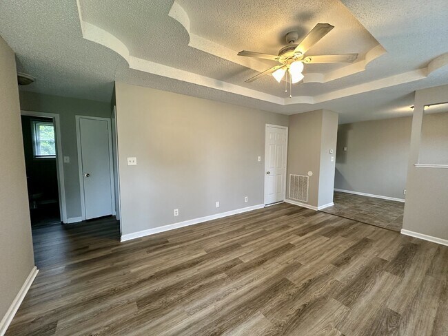 Building Photo - 913 Poppy Drive
