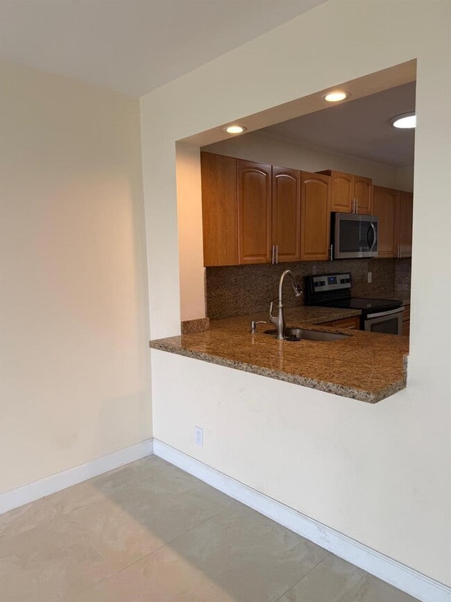 Building Photo - 9420 Poinciana Pl