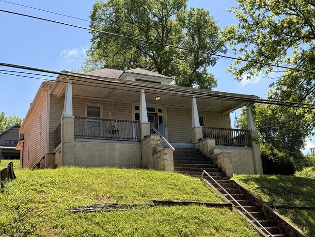 Building Photo - 1204 Valley Dr SW