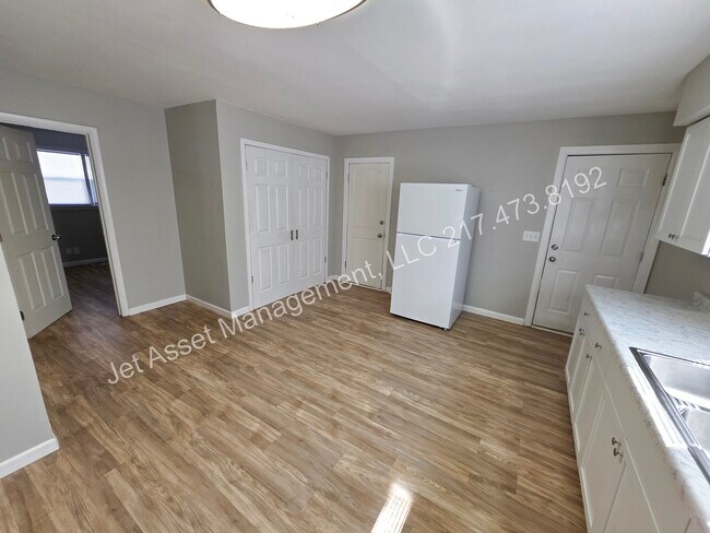 Building Photo - 3 bed, 1.5 baths, 2 car garage, fenced yard!