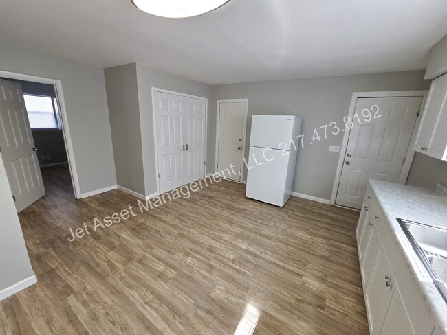 Foto del edificio - 3 bed, 1.5 baths, 2 car garage, fenced yard!