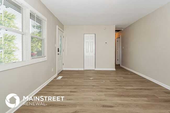 Building Photo - 2813 Falcon Dr