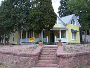 Building Photo - 804 E Kiowa St