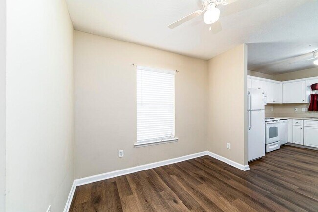Building Photo - 4465 Belair Dr