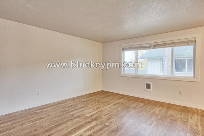 Building Photo - 2 Bed, 1 Bath Apartment Near Bagley Commun...