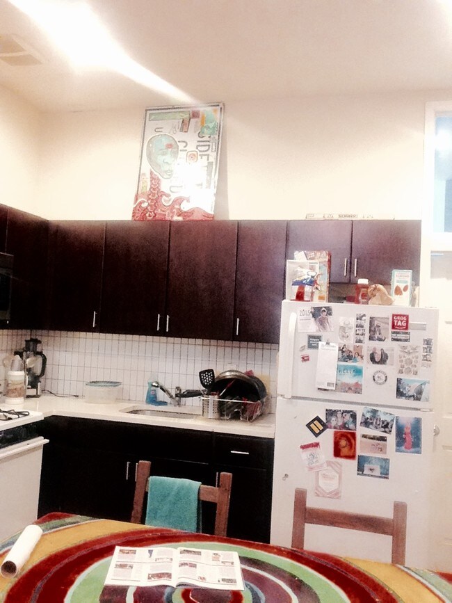 Building Photo - 594 Bainbridge St