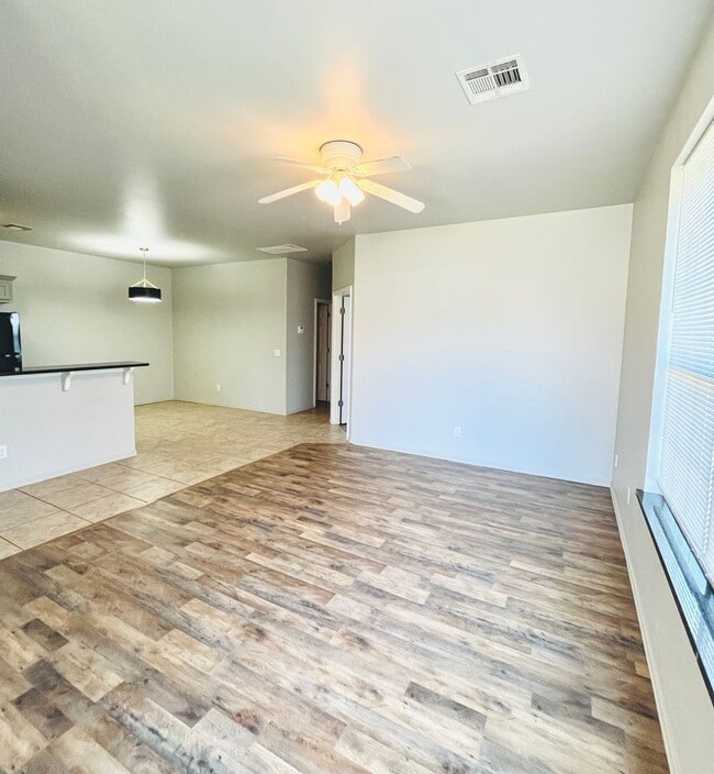 Building Photo - Charming 3BD 2BA Duplex in Yukon, The Gard...
