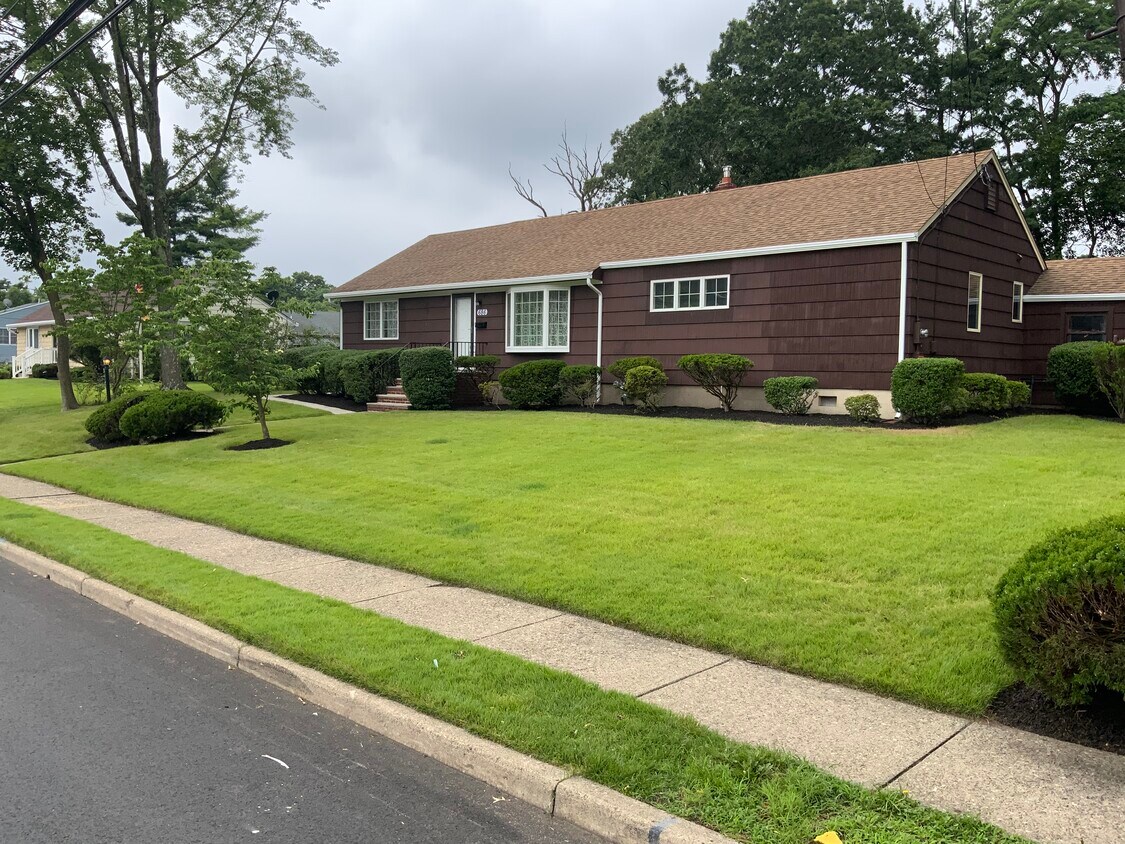 686 Roosevelt Blvd, Paramus, NJ 07652 House Rental in Paramus, NJ