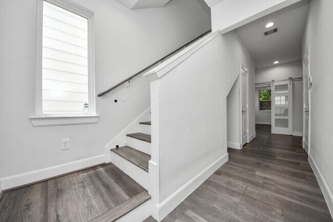 Building Photo - 9577 Neuens Rd
