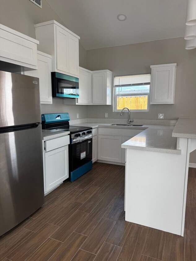 Foto del edificio - 705 Sparrow Rd