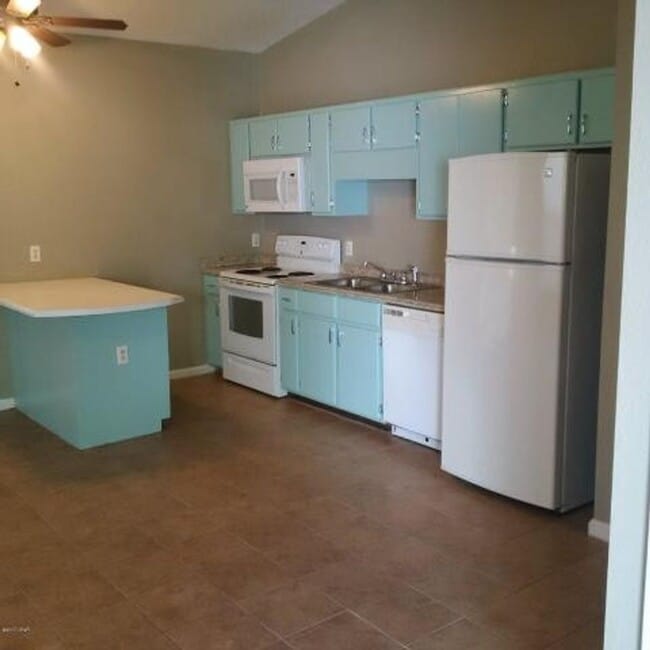 Building Photo - 2 bedroom 2 bath duplex, walking distance ...