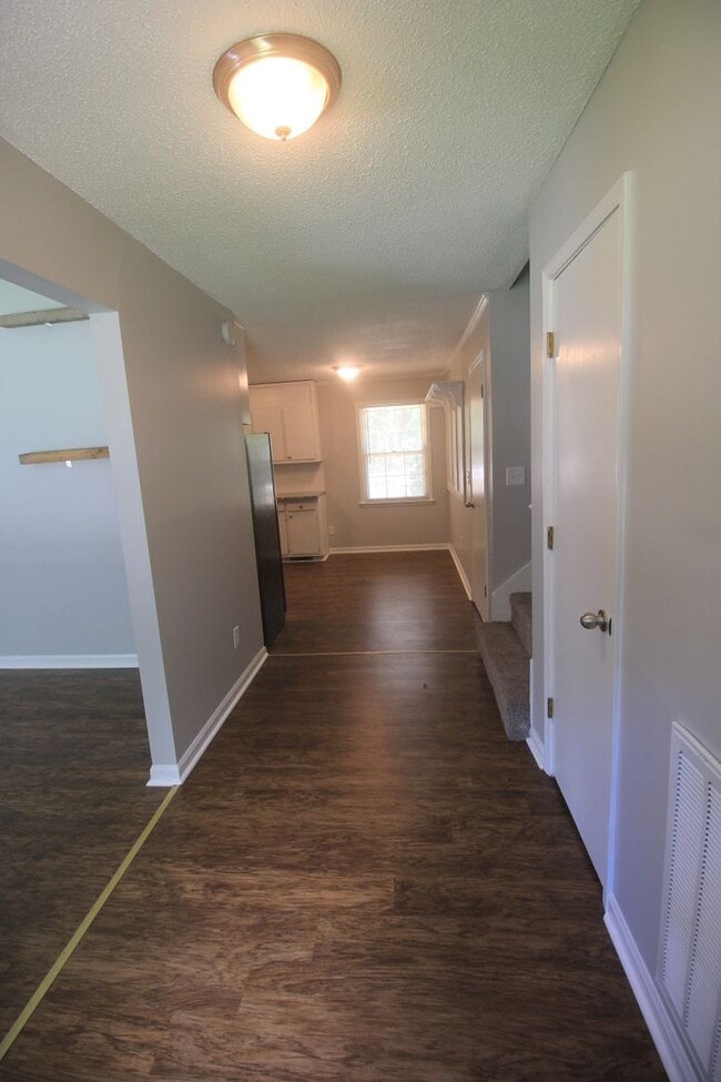 Building Photo - Move In Special!! 1/2 Off First Month's Re...