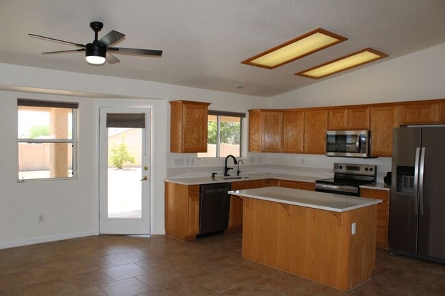 Building Photo - 3 Bedroom 2 Bathroom 3 Car Boat Deep Garag...