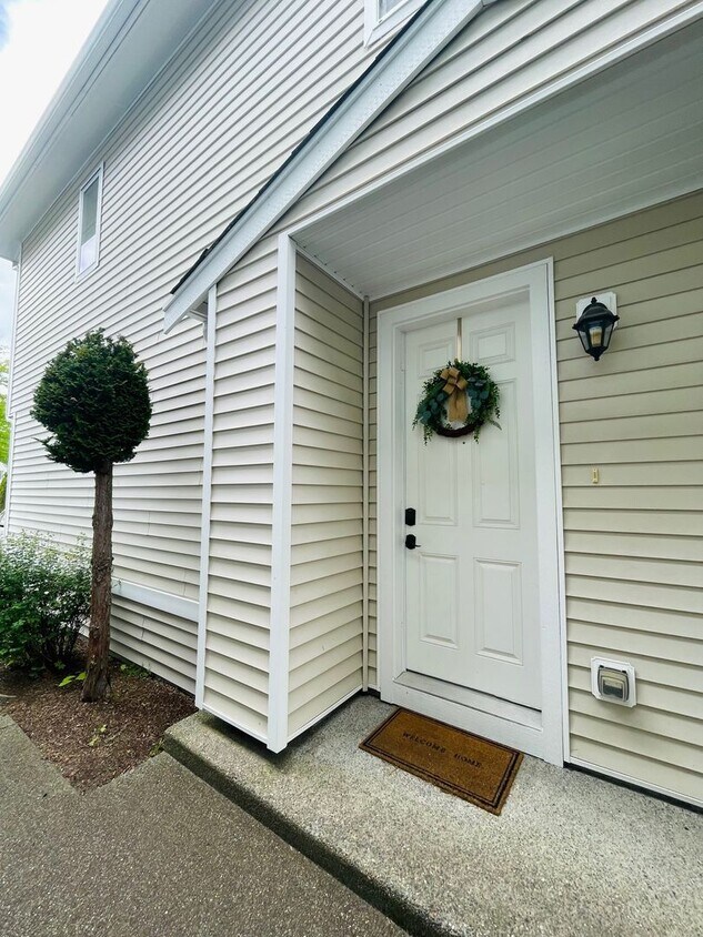 Foto principal - DuPont 2 bedroom 2 bath townhome