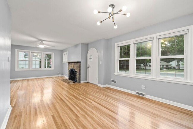 Foto del edificio - 304 E. Schreyer Place