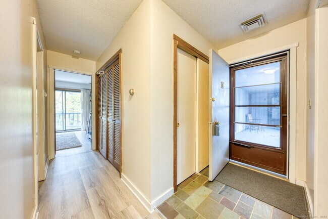 Foto del edificio - 10 Deepwood Dr