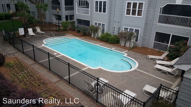 Building Photo - 2 br, 2 bath House - 227 Oakwood Ct.