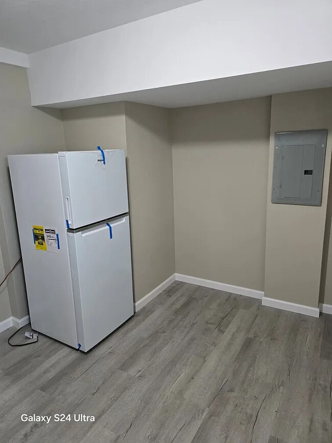 Building Photo - 126 Tacoma Rd