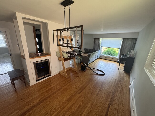 Building Photo - FOR RENT: 3 Bed 1 Bath