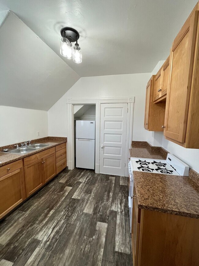 813 C St Unit A, Eureka, CA 95501 Room for Rent in Eureka, CA