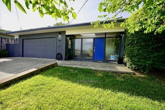 Building Photo - 955 Las Ovejas Ave