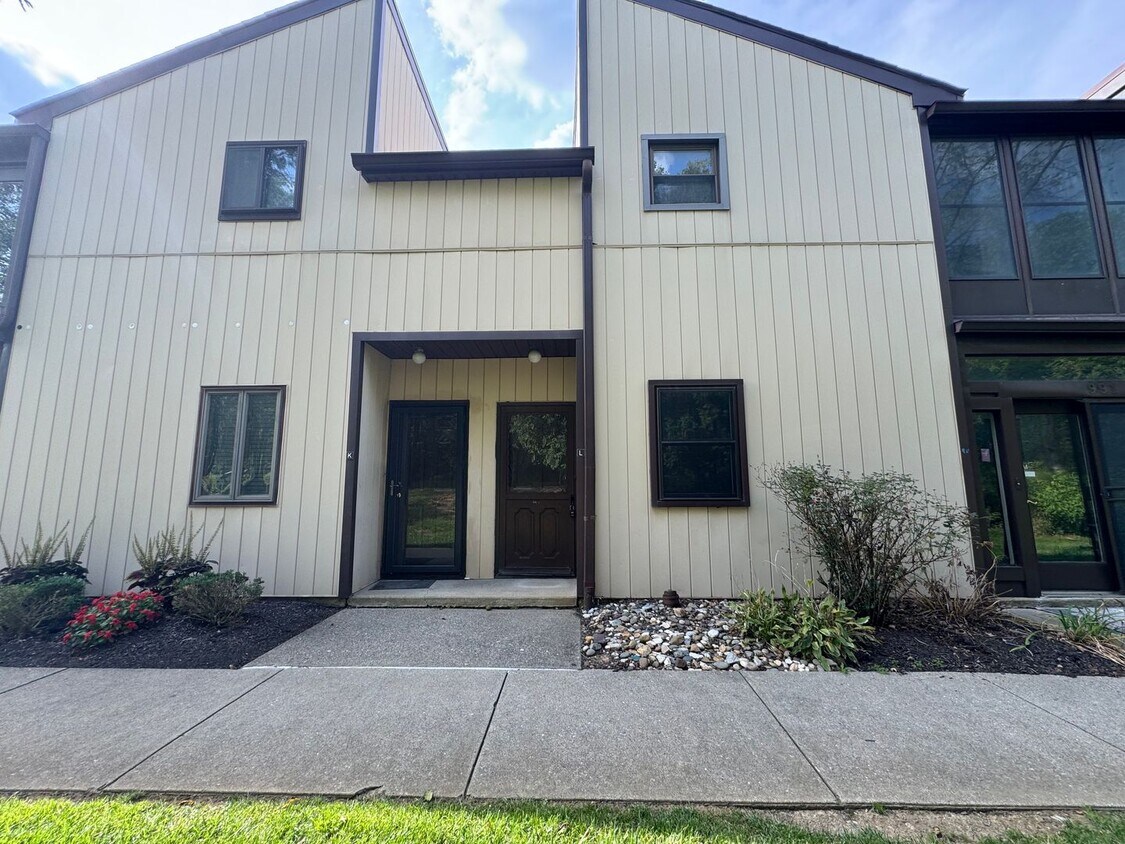 Foto principal - TWO BEDROOM TOWNHOME