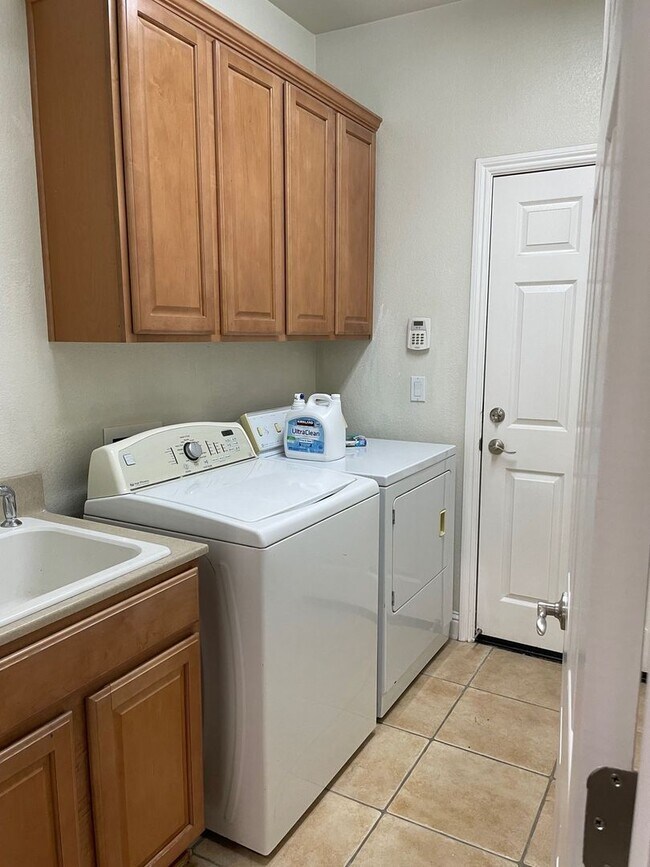 Building Photo - Beautiful 5 Bedroom 3 Bath Home in Twelve ...