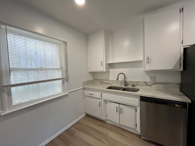 Interior Photo - 7057 Lanewood Ave