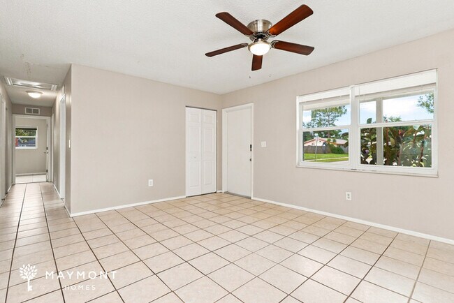 Foto del edificio - 8221 Jacaranda Ave