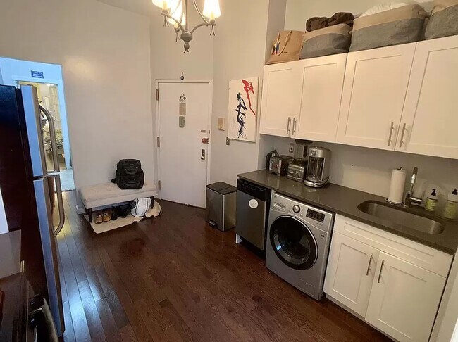 Building Photo - 504 West 44th Street