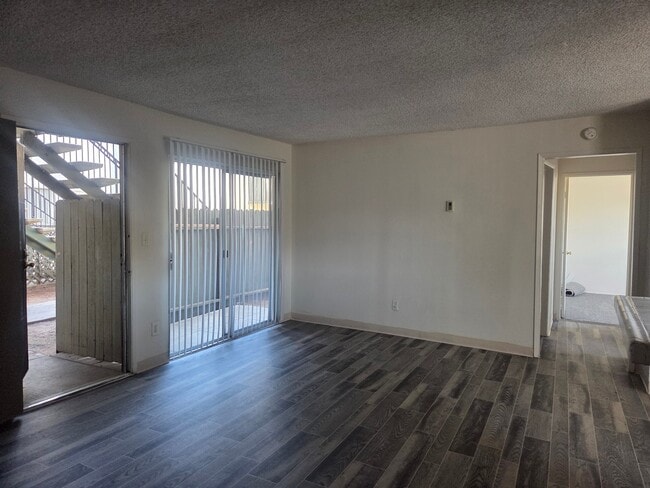 Building Photo - 991 N Mollison Ave