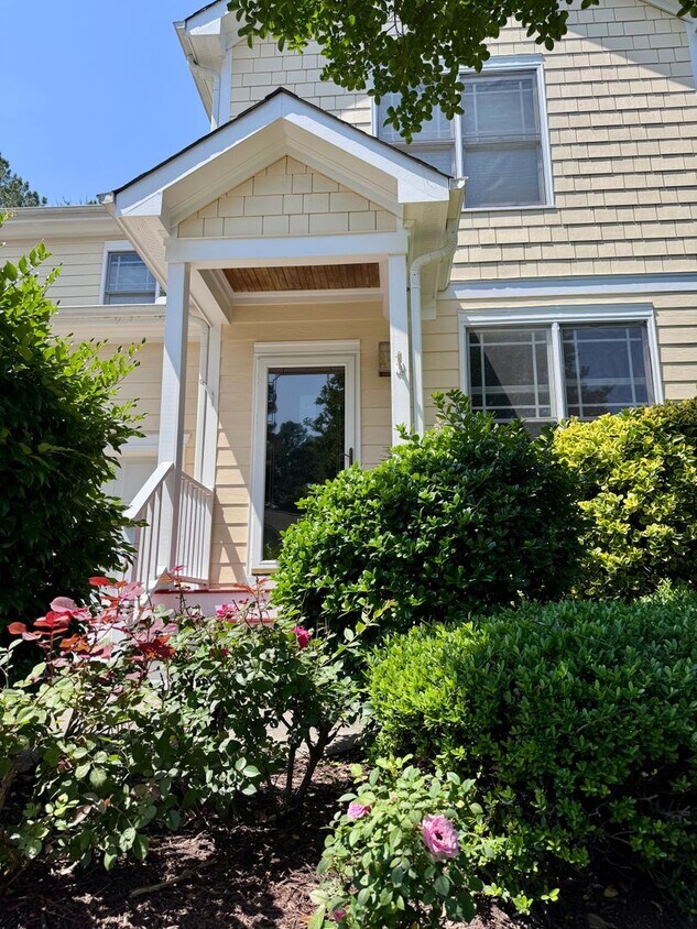Foto principal - Beautifully maintained townhome on a priva...