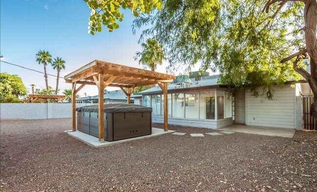 Building Photo - Biltmore District Luxury – Month-to-Month ...