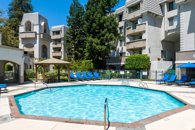 Piscina - Park Regency Apartments